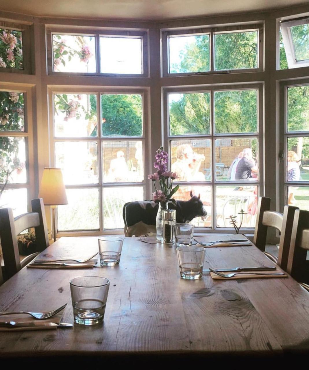 Bed and Breakfast The Old Spotted Cow Marston Meysey Exterior foto